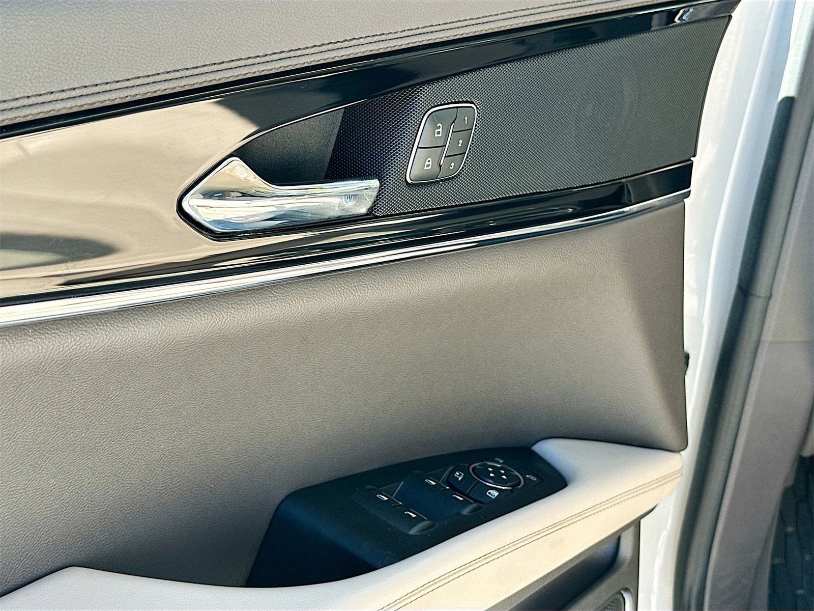 Used 2022 Lincoln Nautilus FWD w/ Premium Package image 18