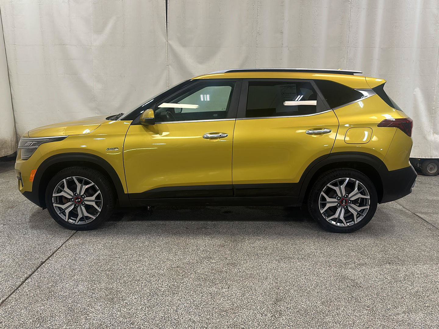 Used 2021 Kia Seltos SX w/ SX Sunroof Package AWD/4WD image 2