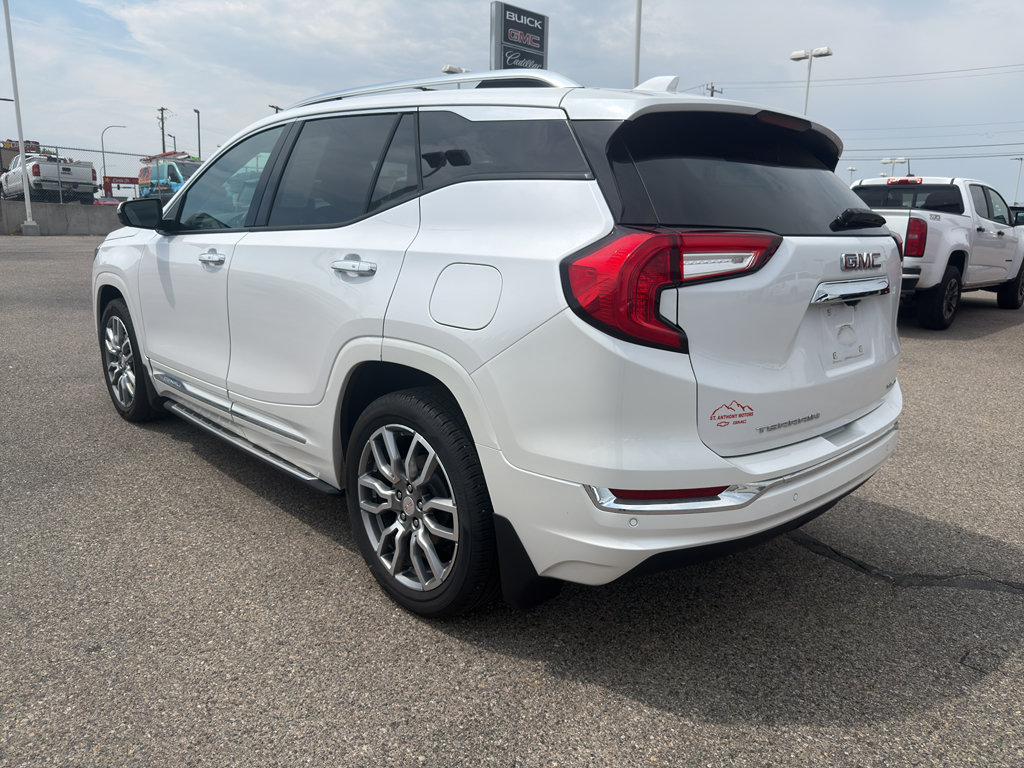 Used 2024 GMC Terrain Denali w/ Denali Premium Package AWD/4WD image 3