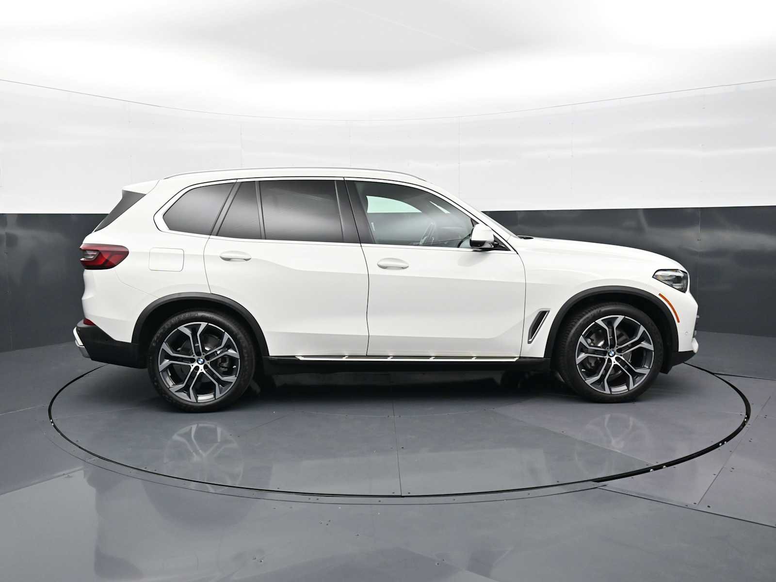 Used 2022 BMW X5 sDrive40i w/ Premium Package RWD image 4