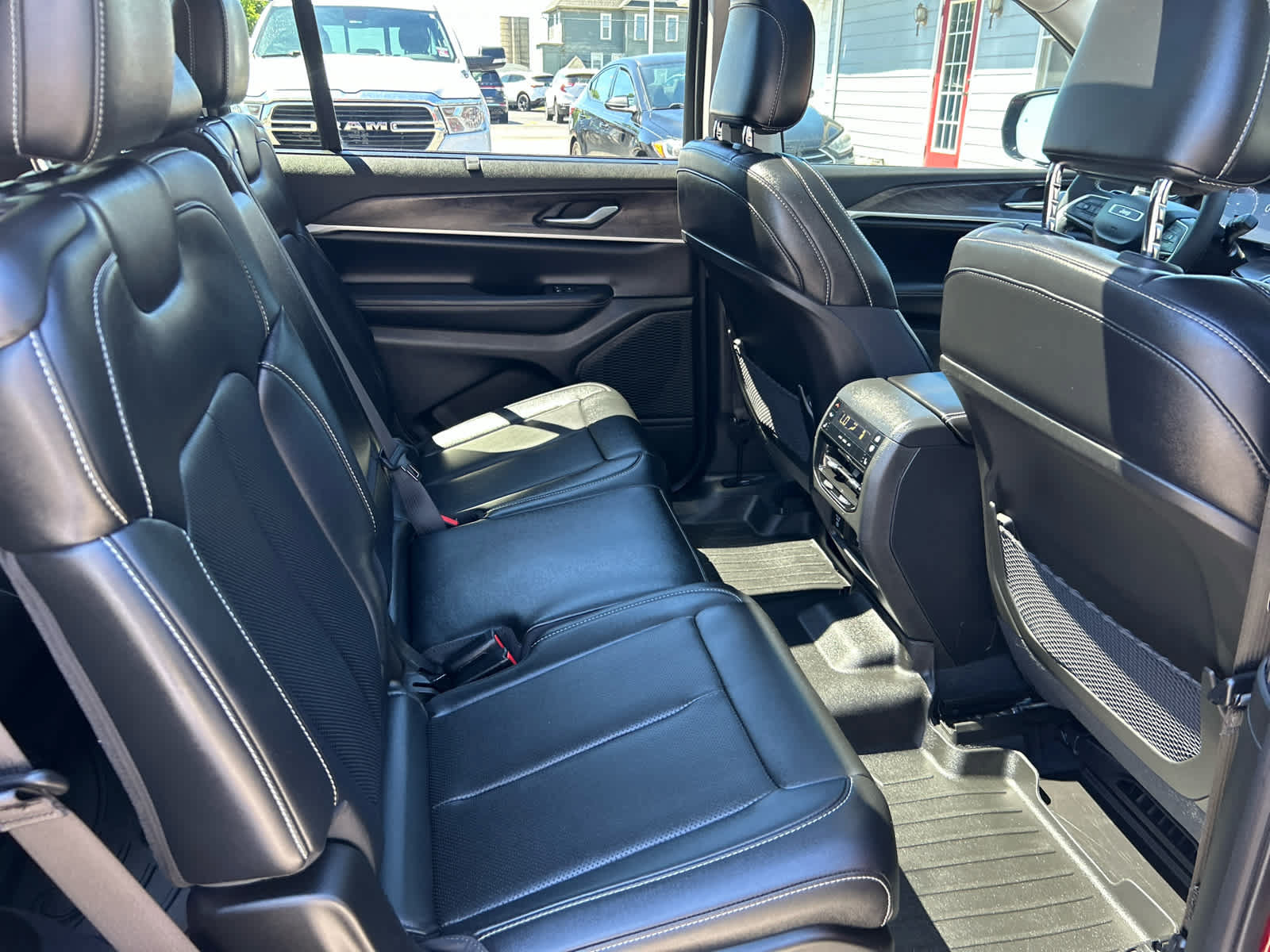 Used 2023 Jeep Grand Cherokee L Limited w/ Luxury Tech Group II AWD/4WD image 28