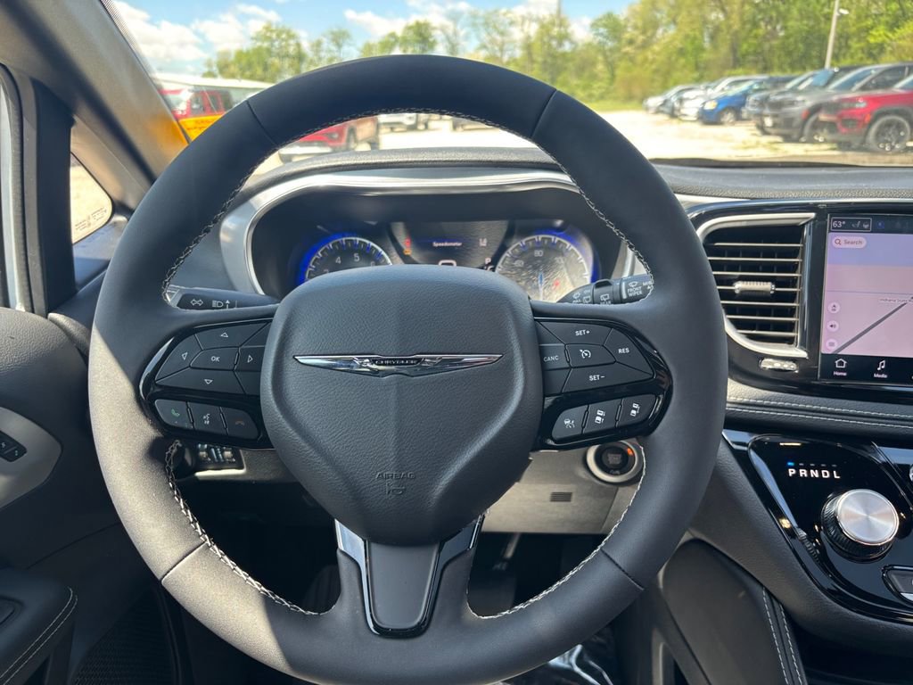 Used 2025 Chrysler Pacifica Limited FWD image 31