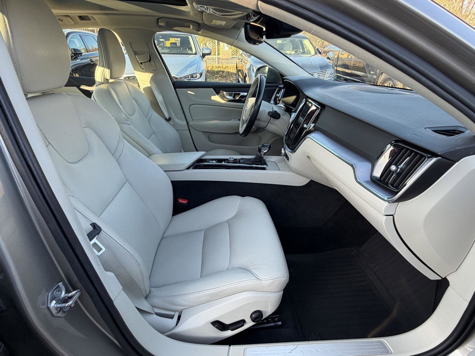 Used 2020 Volvo S60 T5 Momentum image 33