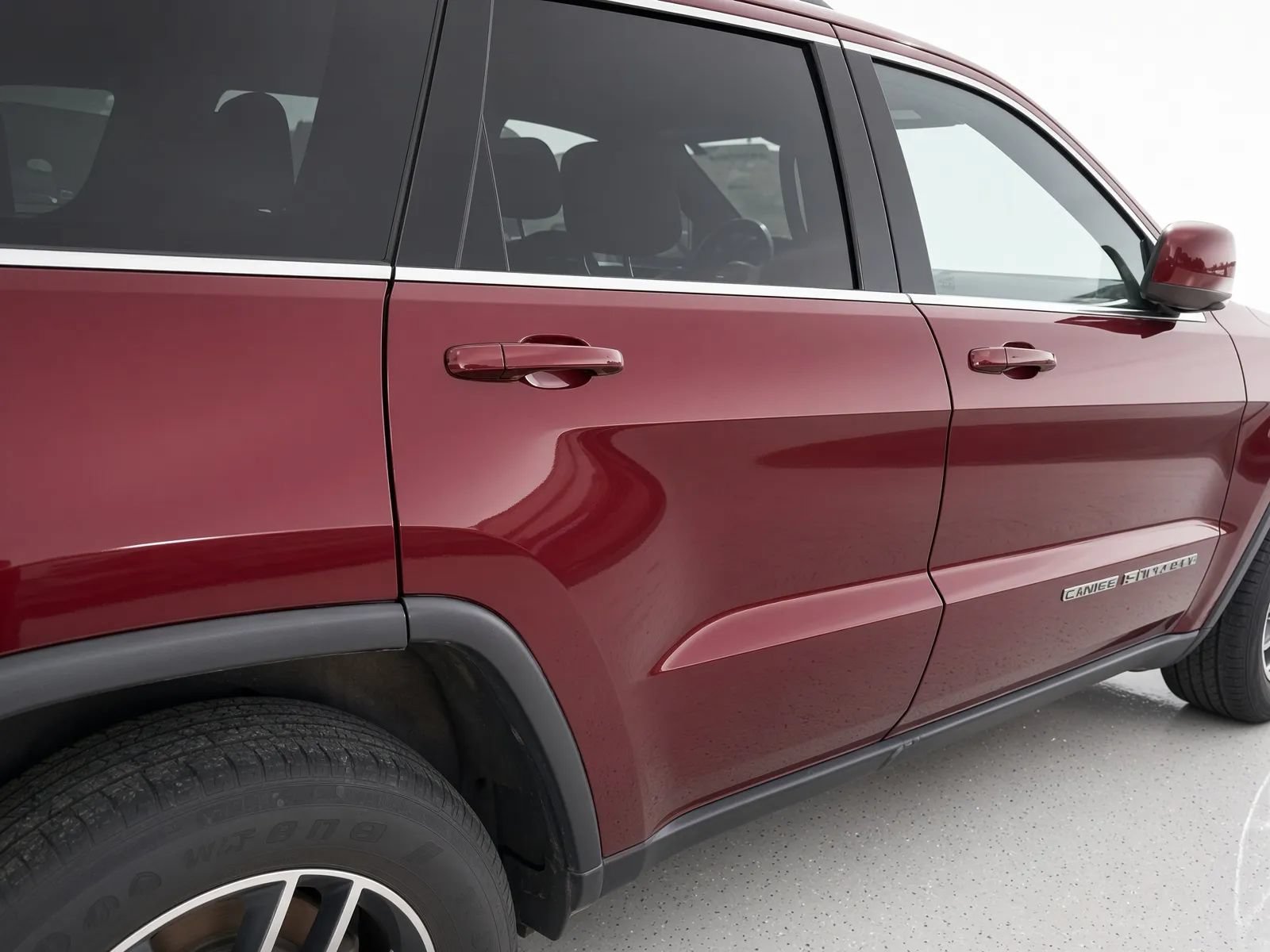 Used 2018 Jeep Grand Cherokee Laredo AWD/4WD image 13