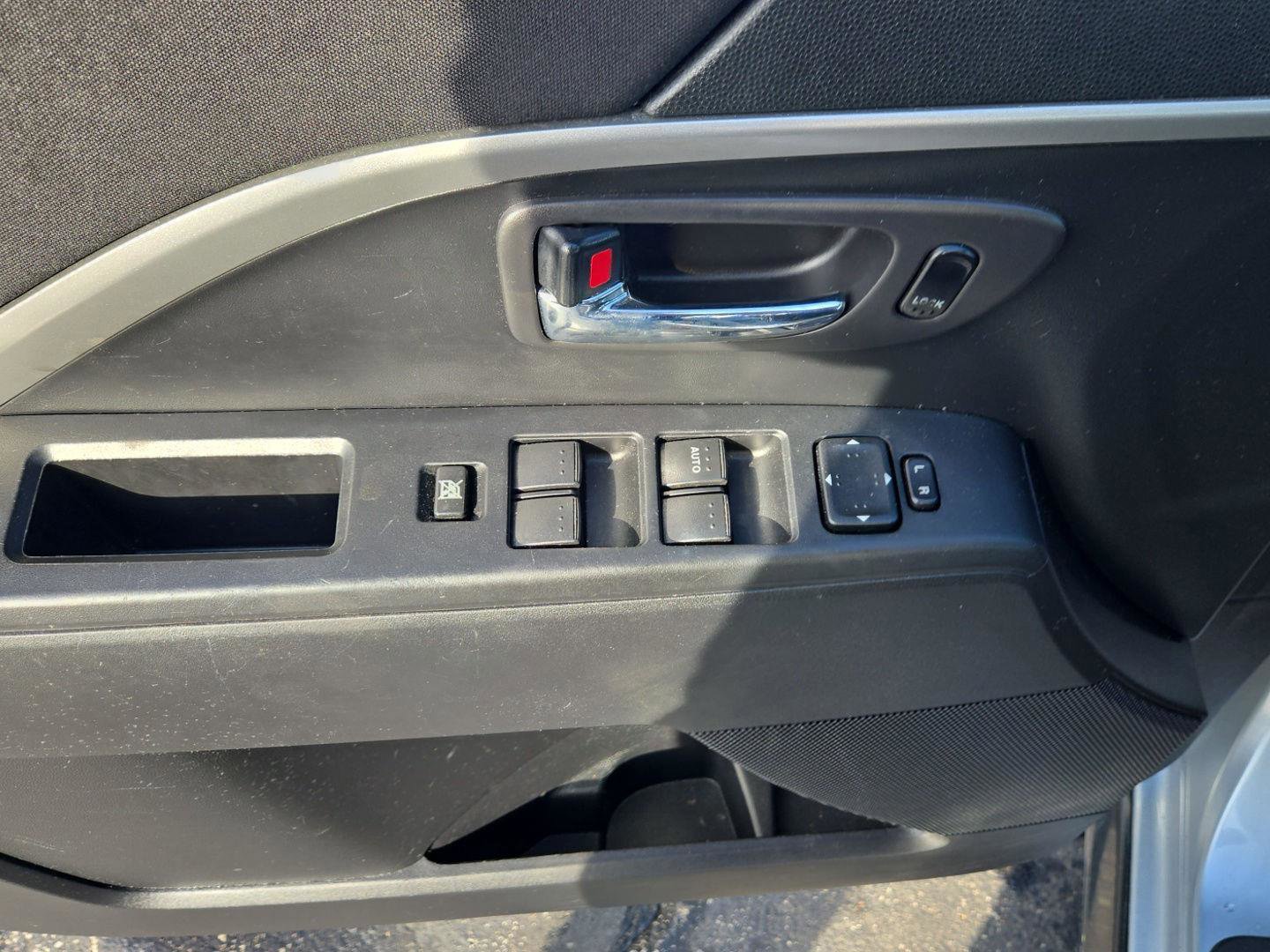 Used 2012 MAZDA MAZDA5 Touring w/ Moonroof & Audio Pkg image 13