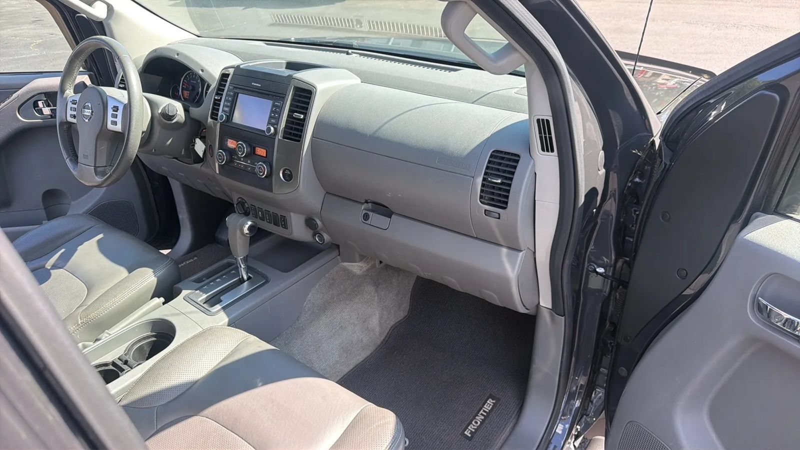 Used 2015 Nissan Frontier SL w/ Moonroof Package AWD/4WD image 12