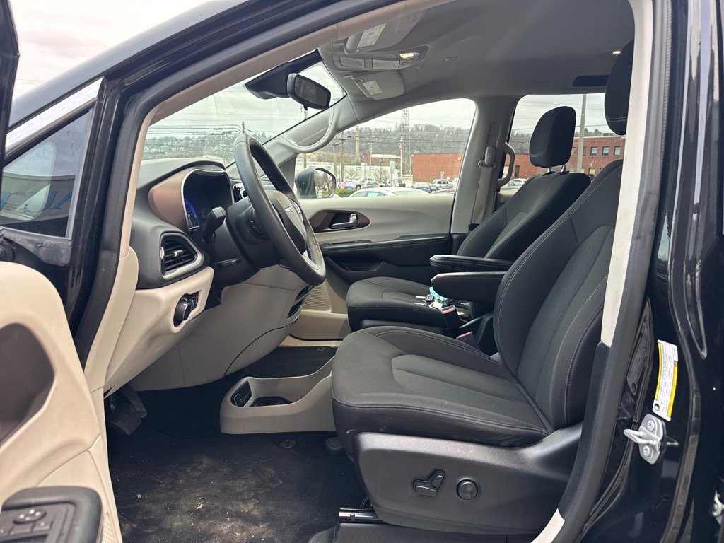 Used 2023 Chrysler Voyager LX image 7