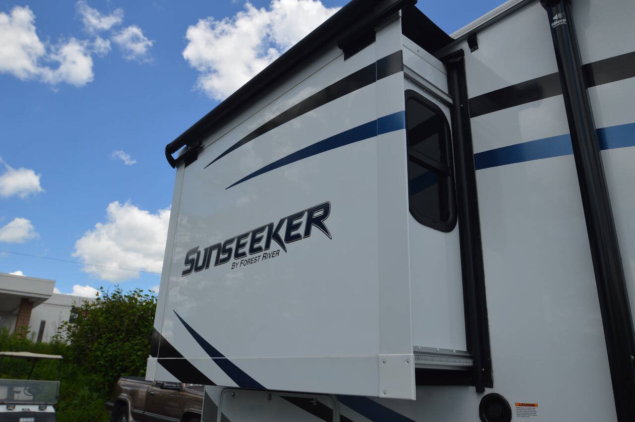 Used 2019 Ford E-450 and Econoline 450 Super Duty w/ Motorhome Prep Package RWD image 17