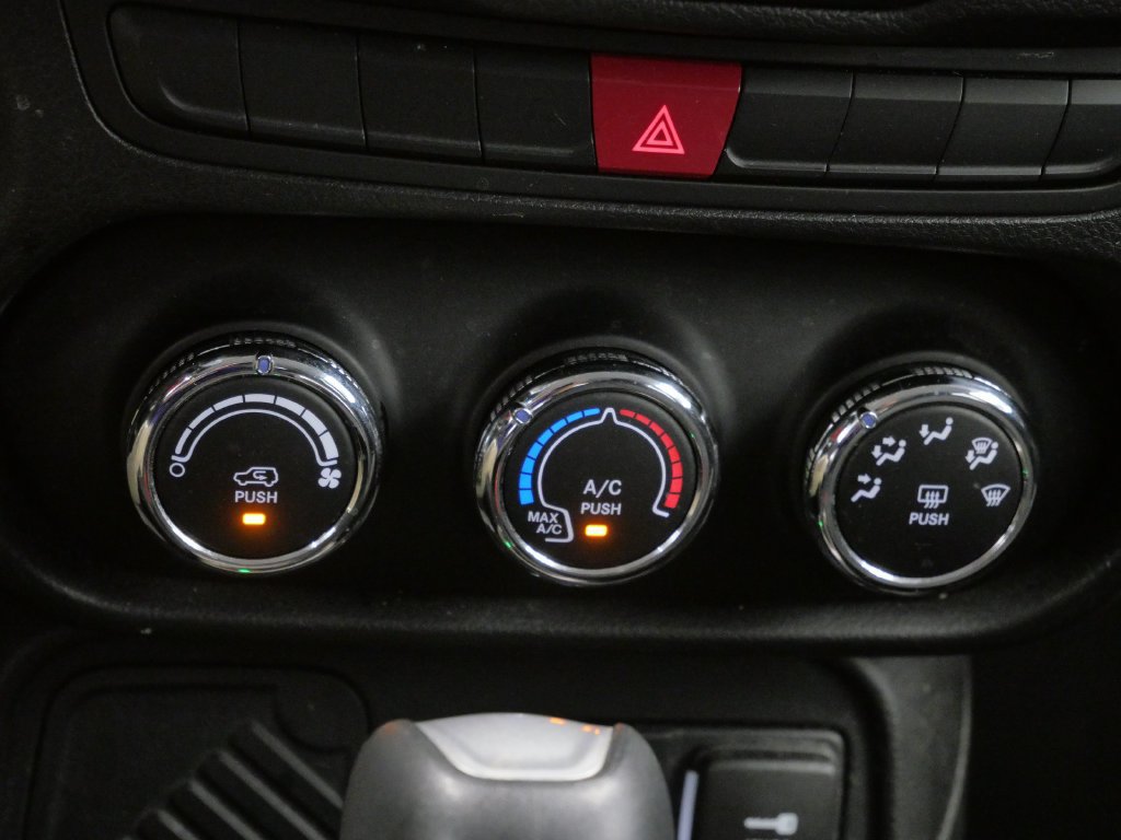 Used 2015 Jeep Renegade Latitude FWD image 22
