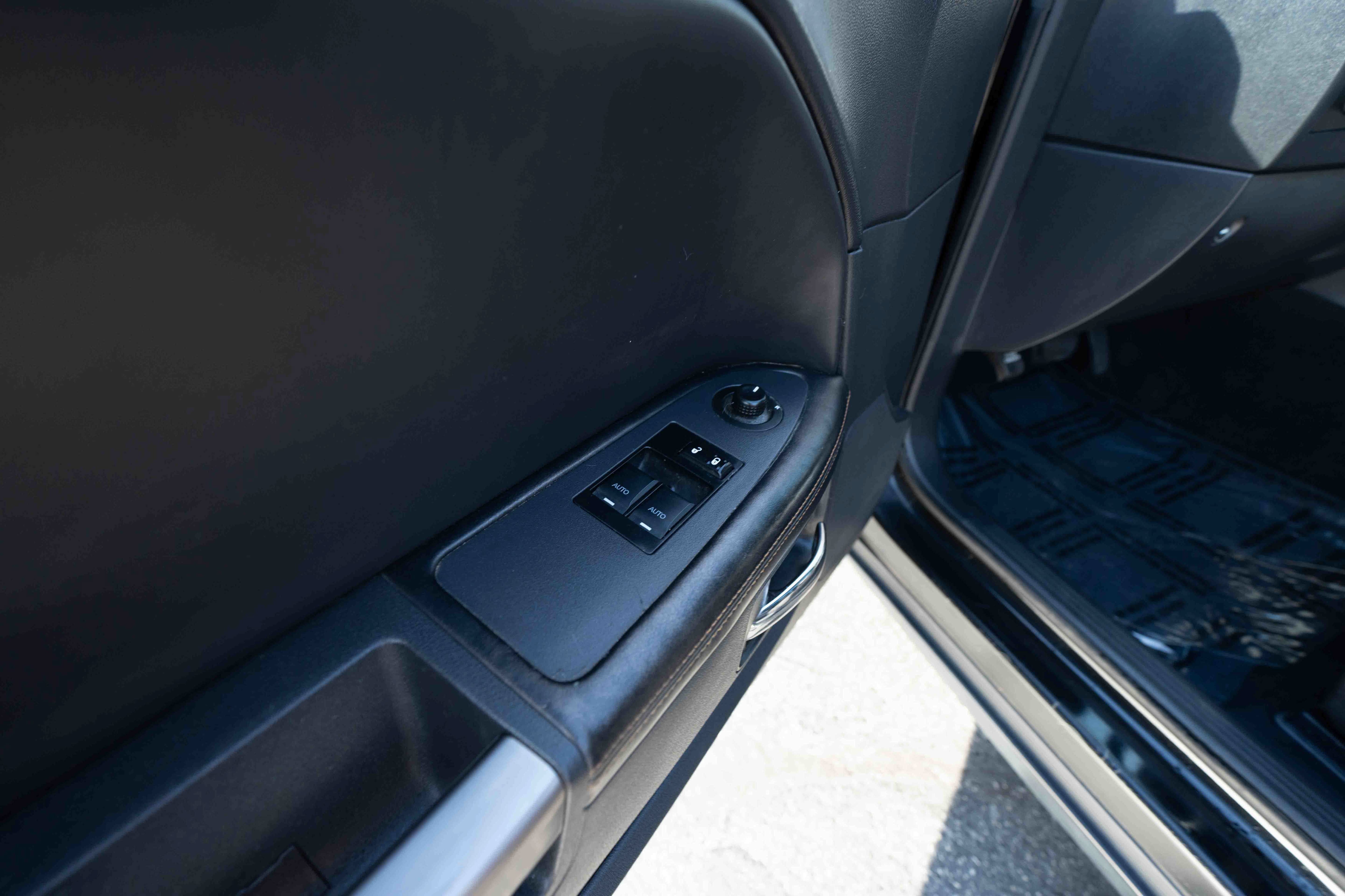 Used 2014 Dodge Challenger SXT RWD image 7