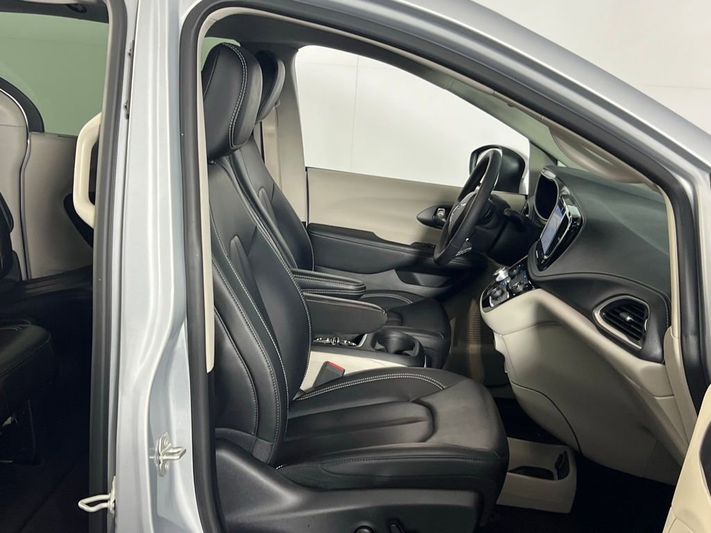 Used 2023 Chrysler Pacifica Touring-L w/ Uconnect Theater Family Group image 27