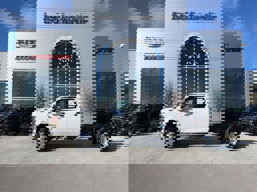 New 2026 RAM 4500 4x4 Crew Cab DRW image 2