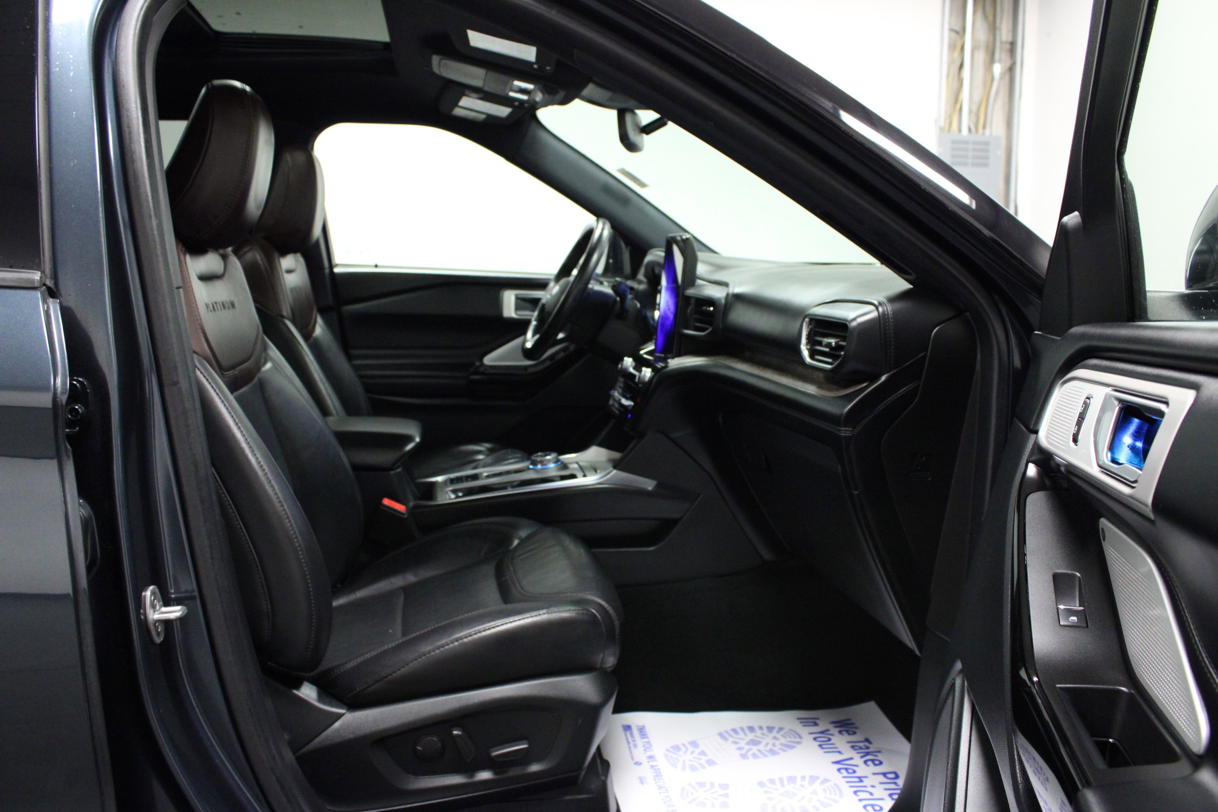 Used 2022 Ford Explorer Platinum w/ Technology Package RWD image 17