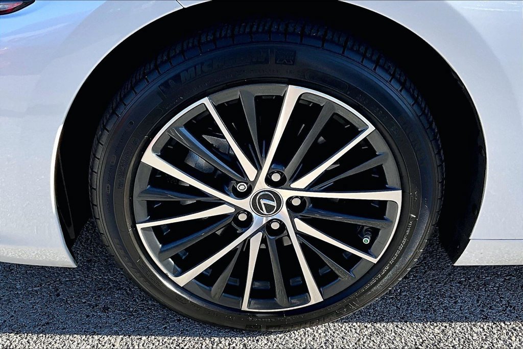 Used 2024 Lexus ES 350 w/ Premium Package FWD image 10