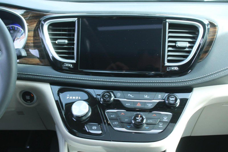 Used 2023 Chrysler Pacifica Limited FWD image 16