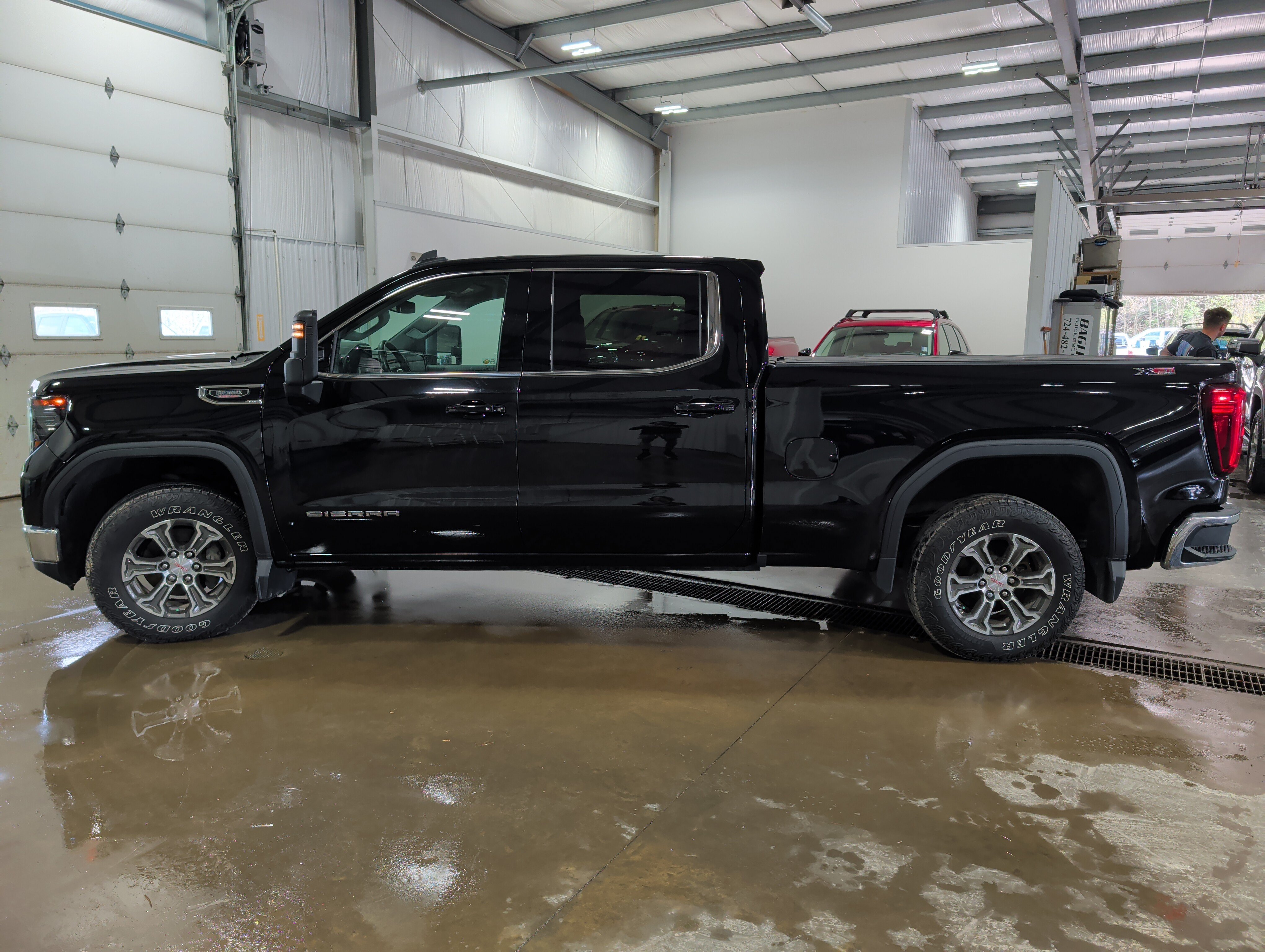 Used 2024 GMC Sierra 1500 SLE w/ Preferred Package AWD/4WD image 5