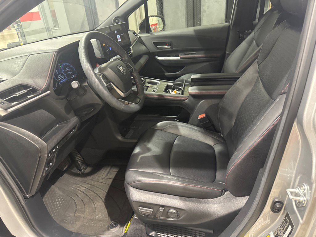 Used 2025 Toyota Sienna XSE w/ XSE Plus Package image 6