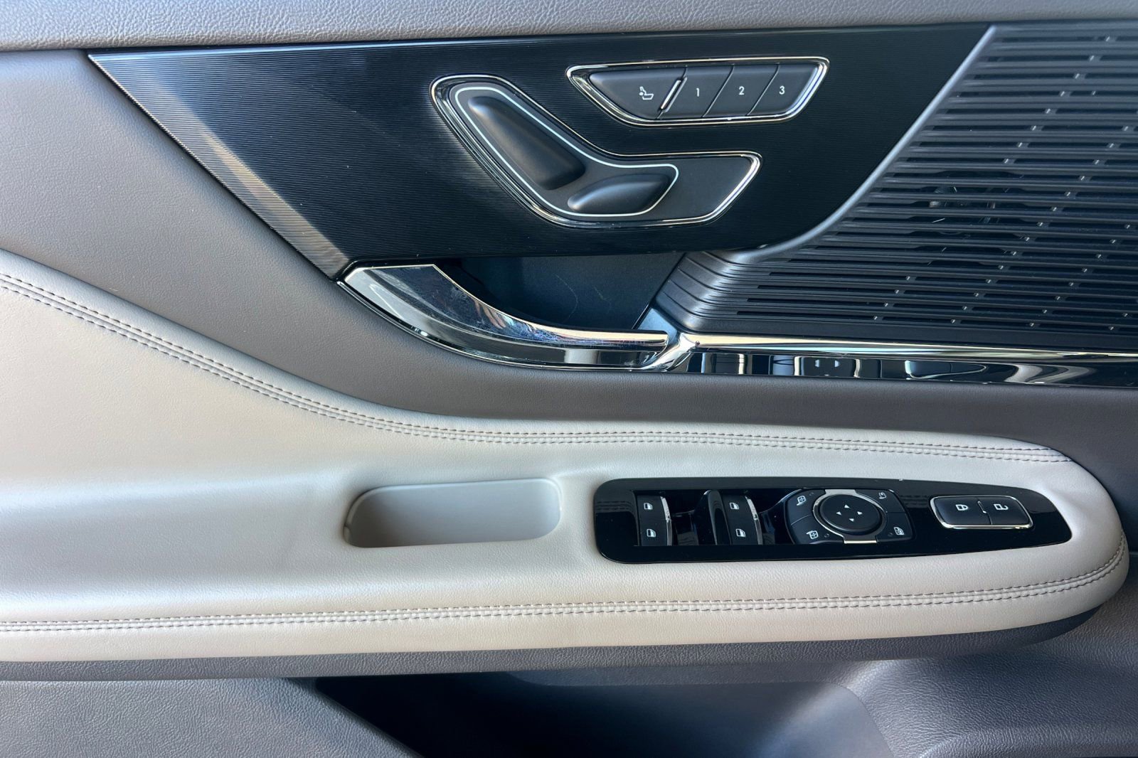 Certified 2022 Lincoln Corsair Grand Touring image 11