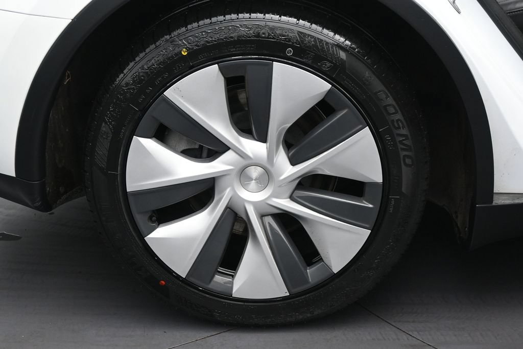 Used 2024 Tesla Model Y 2WD image 32