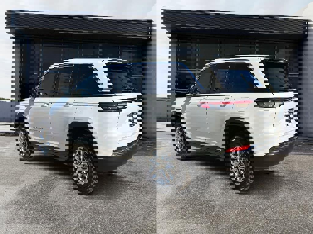 New 2025 Jeep Grand Cherokee Laredo X image 5