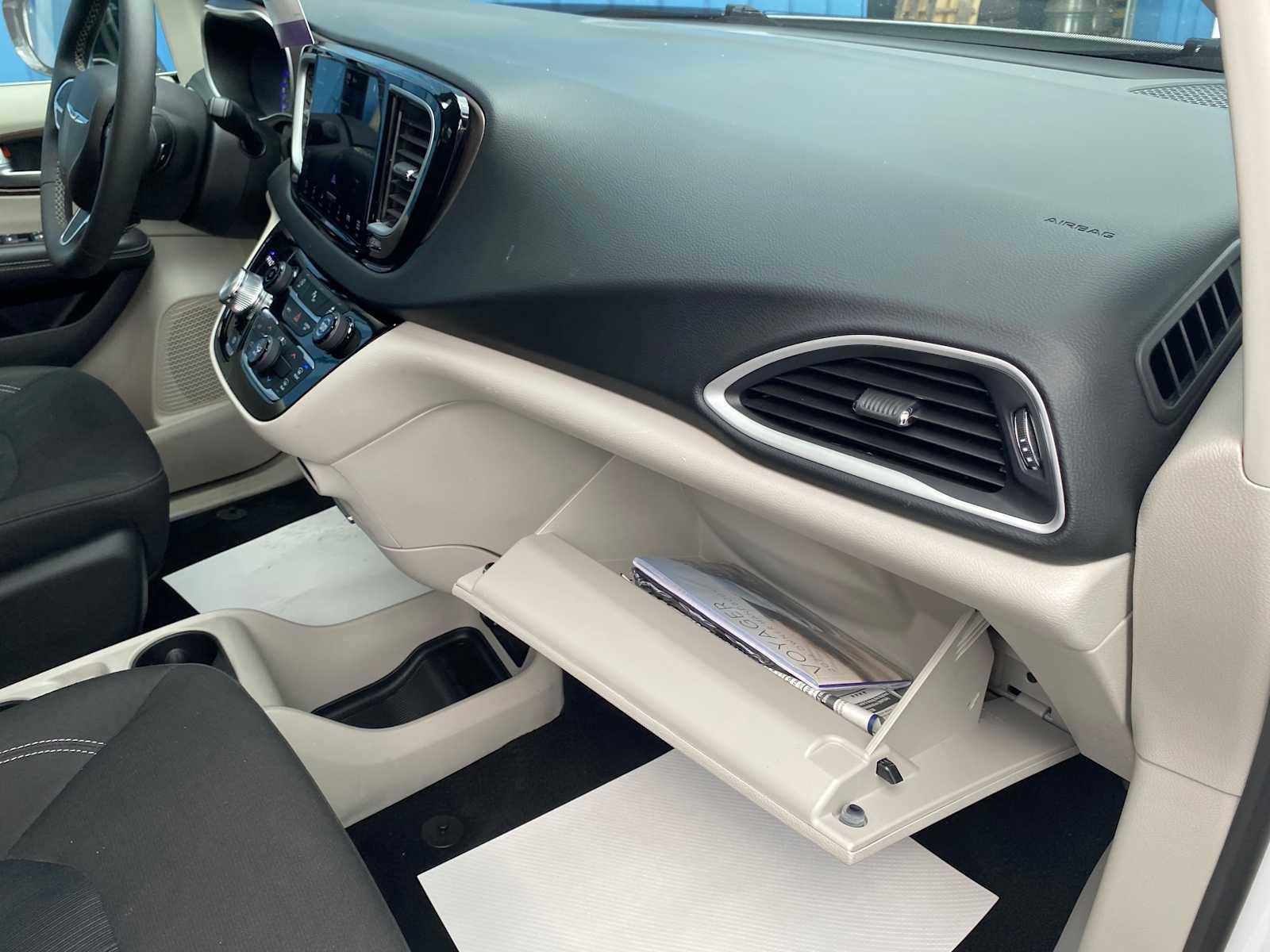 Used 2024 Chrysler Voyager LX image 32