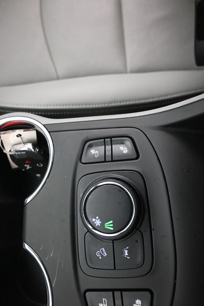 Used 2024 GMC Terrain SLT w/ Infotainment Package II FWD image 34