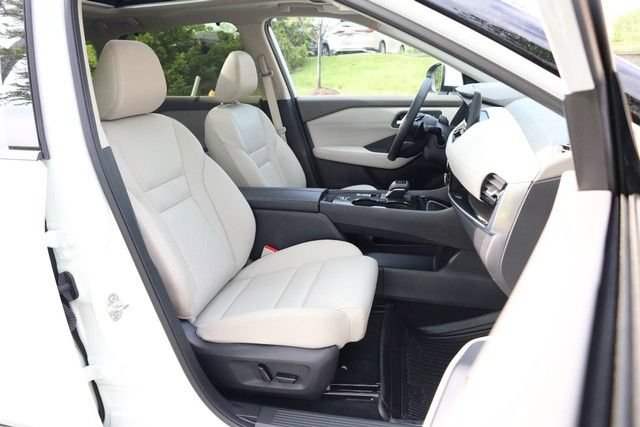 Certified 2025 Nissan Rogue SL w/ Tech Package FWD image 29