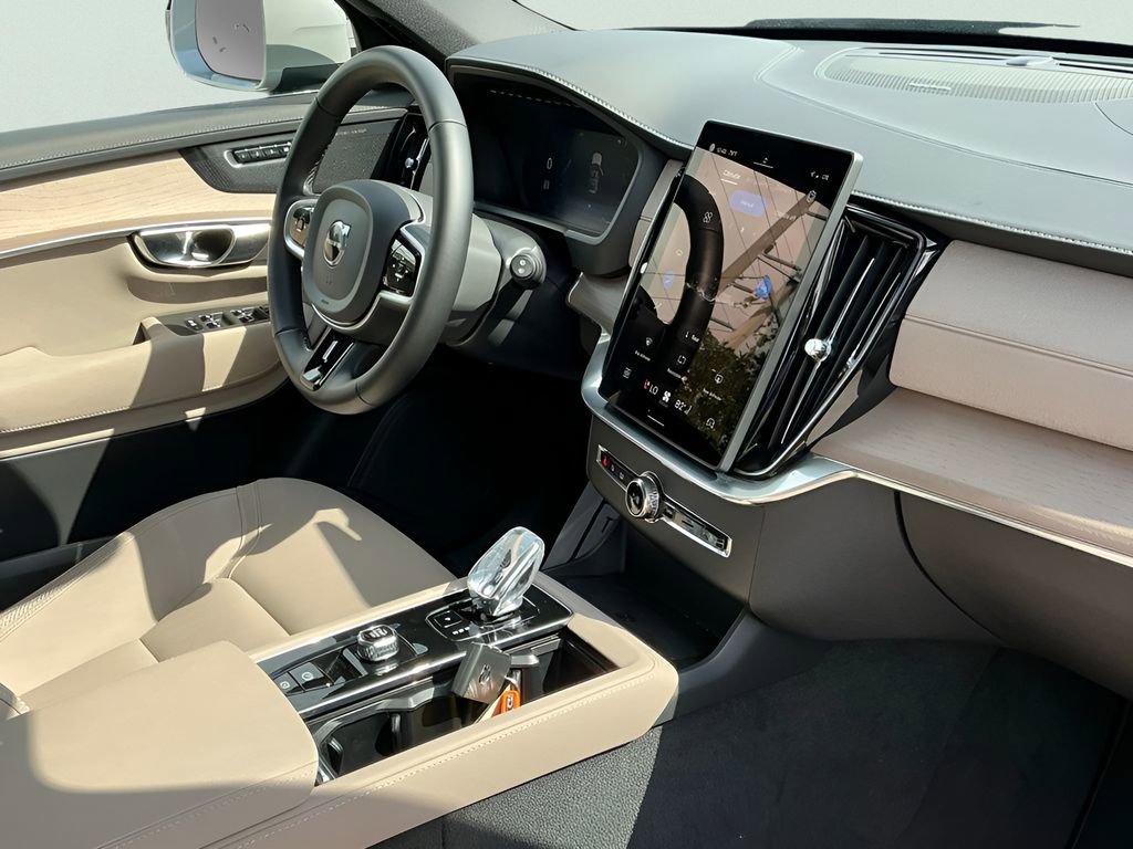 Used 2025 Volvo XC90 B6 Plus image 13