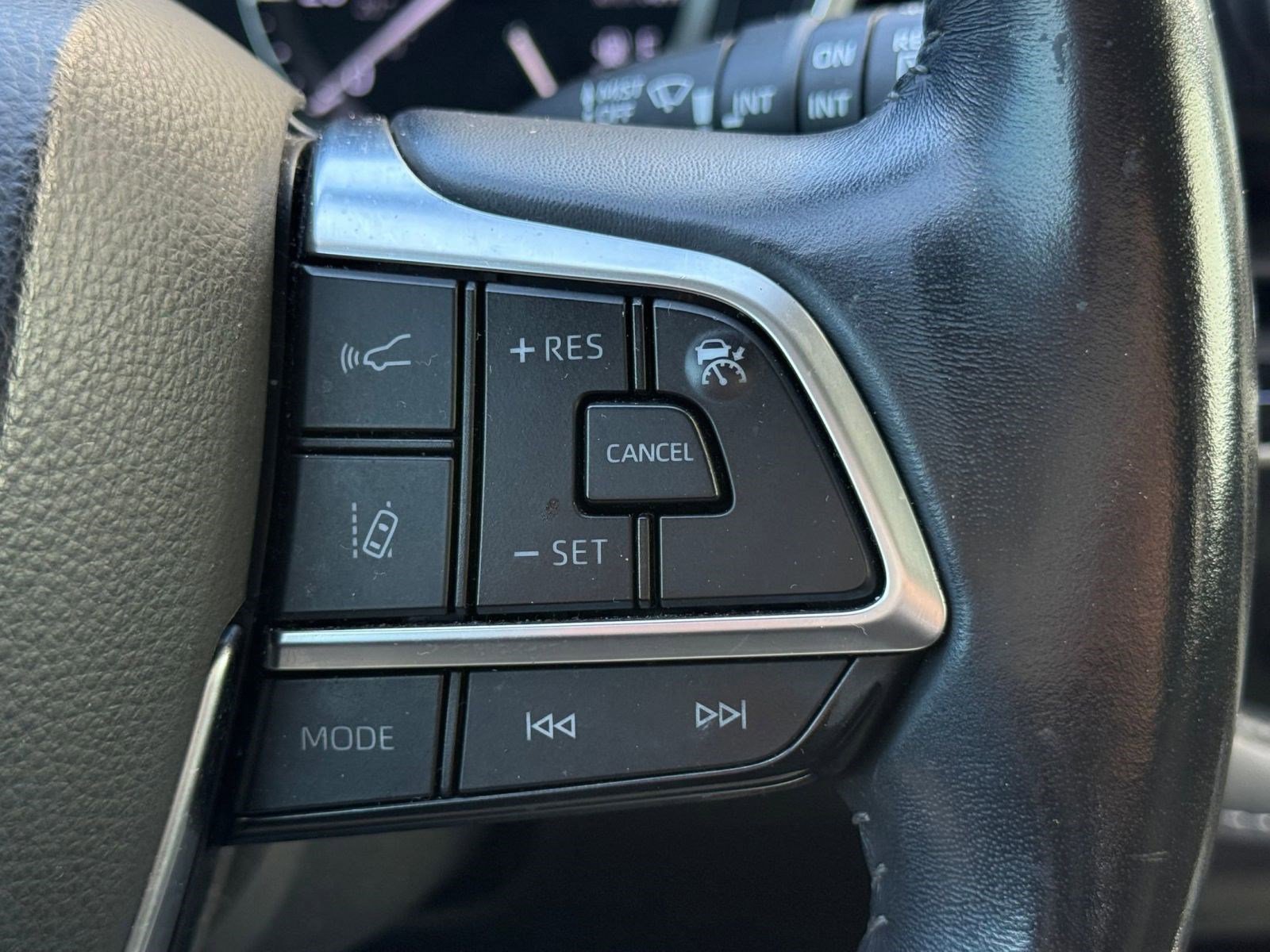 Used 2020 Toyota Highlander XLE image 27