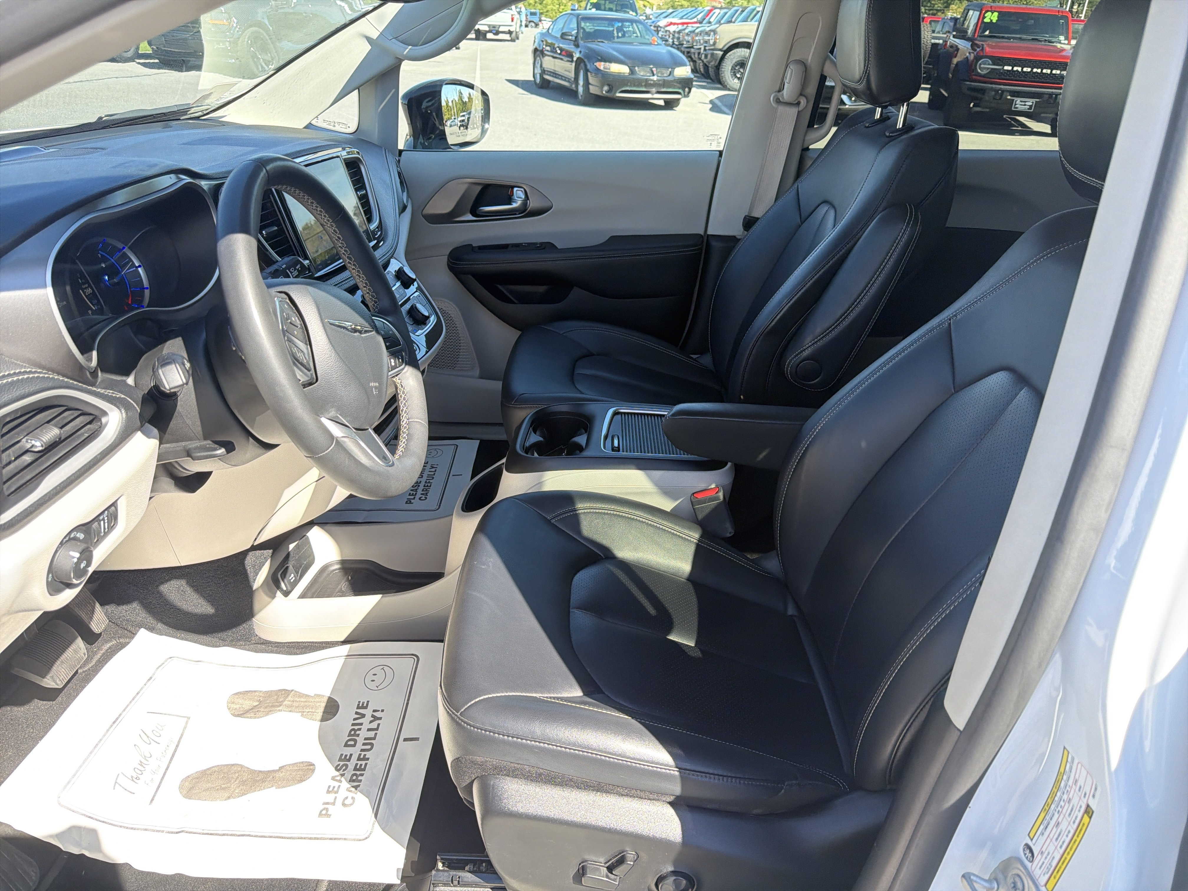 Used 2024 Chrysler Pacifica Limited FWD image 12