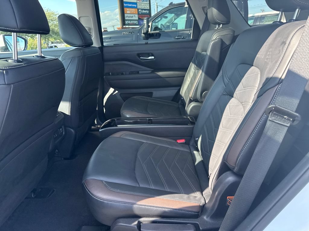 Used 2025 Nissan Pathfinder Platinum FWD image 30