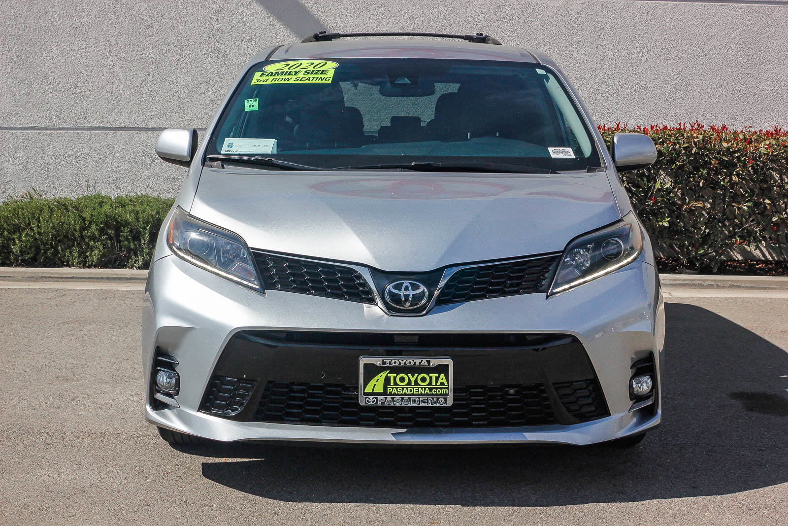 Used 2020 Toyota Sienna SE w/ Carpet Mat Package image 2