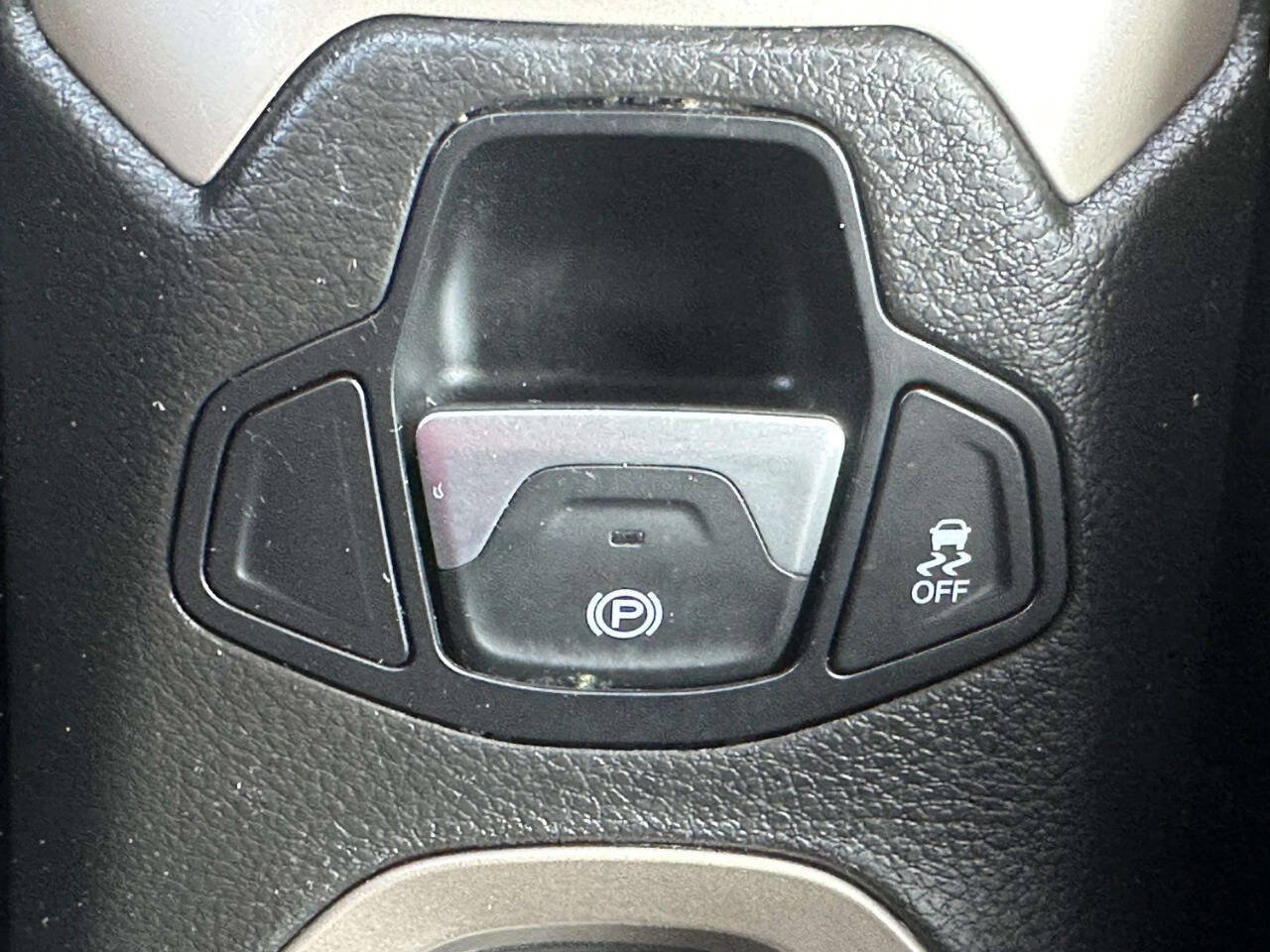 Used 2016 Jeep Renegade Latitude AWD/4WD image 34