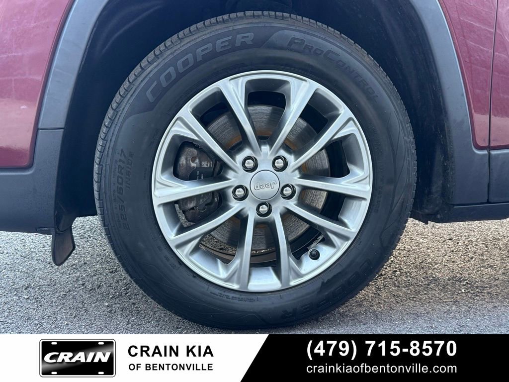 Used 2019 Jeep Cherokee Latitude Plus w/ Comfort/Convenience Group FWD image 34