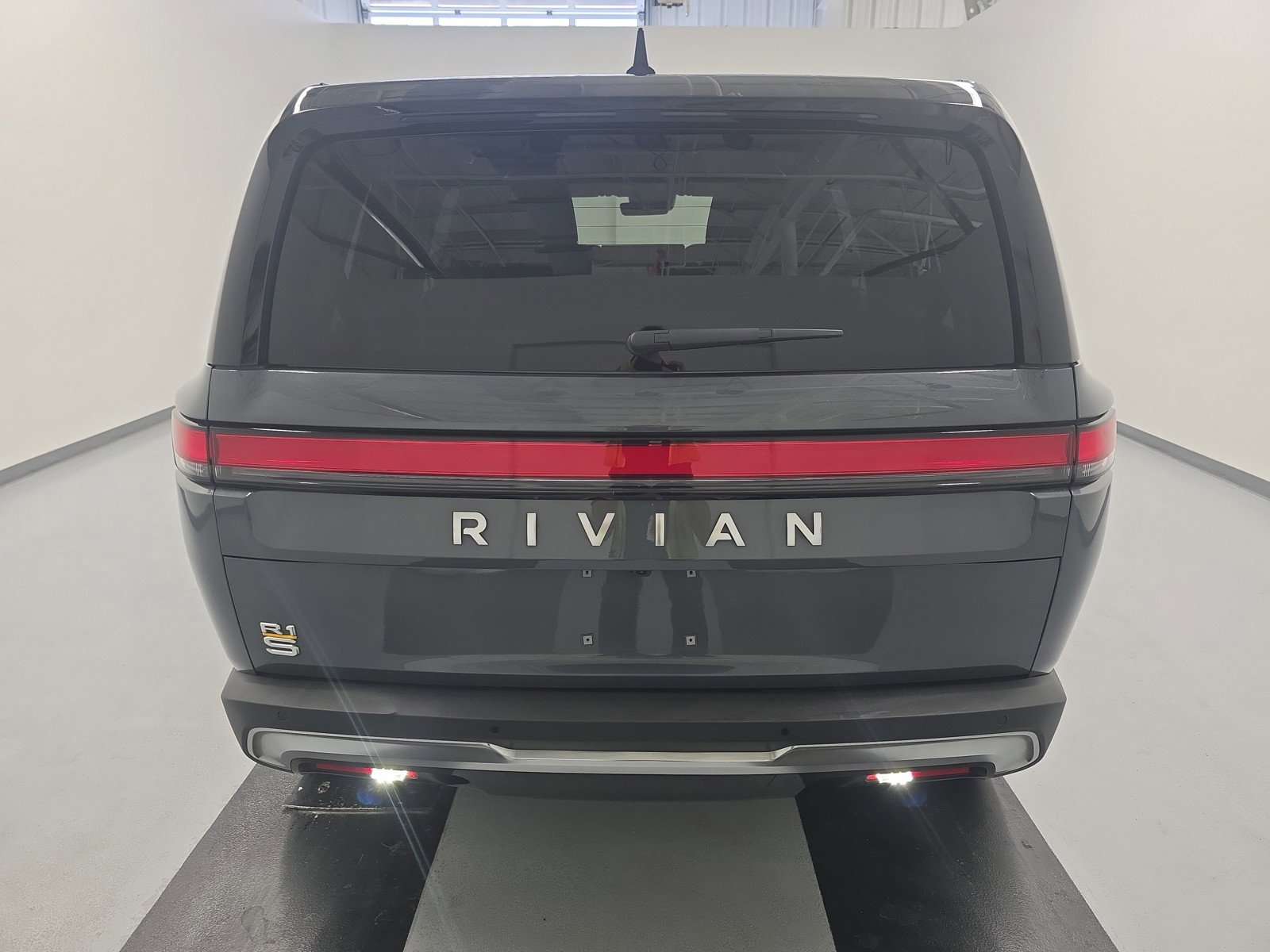 Used 2023 Rivian R1S Adventure AWD/4WD image 4