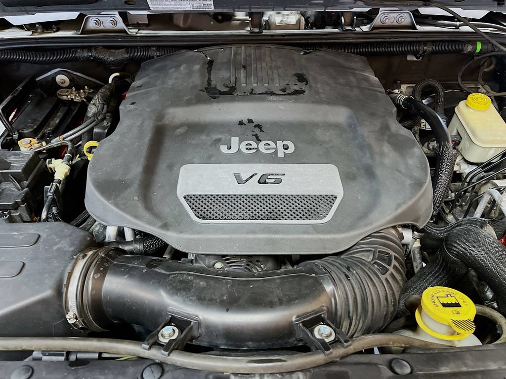 Used 2014 Jeep Wrangler Unlimited Sahara w/ Connectivity Group AWD/4WD image 25