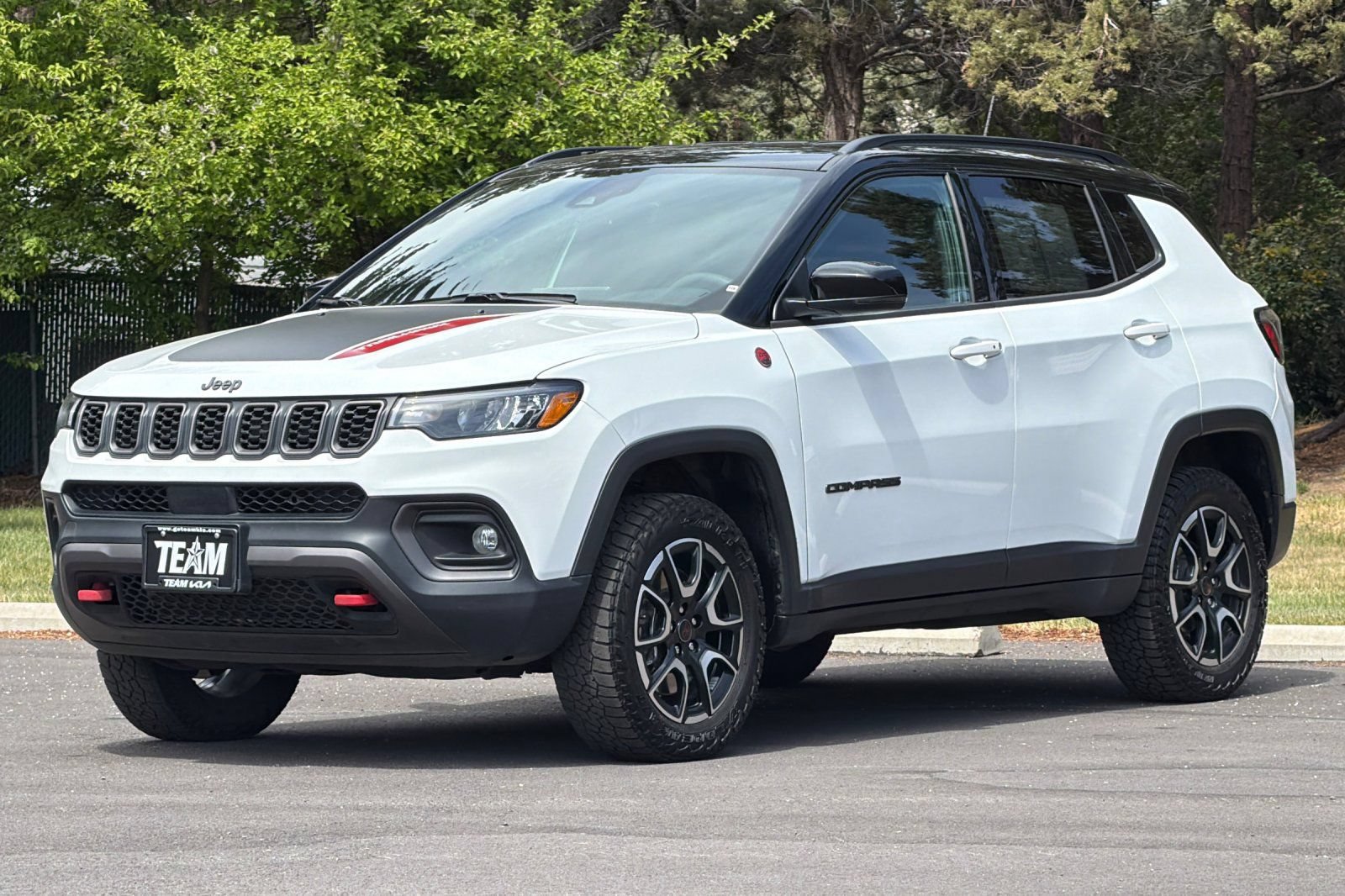 Used 2025 Jeep Compass Trailhawk AWD/4WD image 8