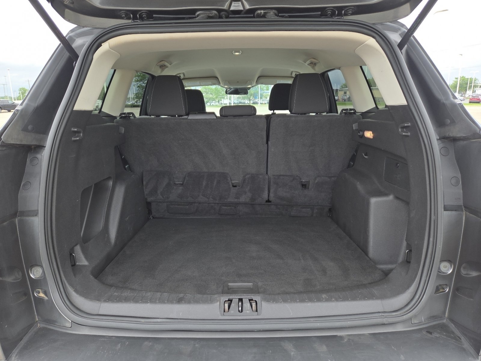 Used 2017 Ford Escape SE w/ SE Cold Weather Package FWD image 18