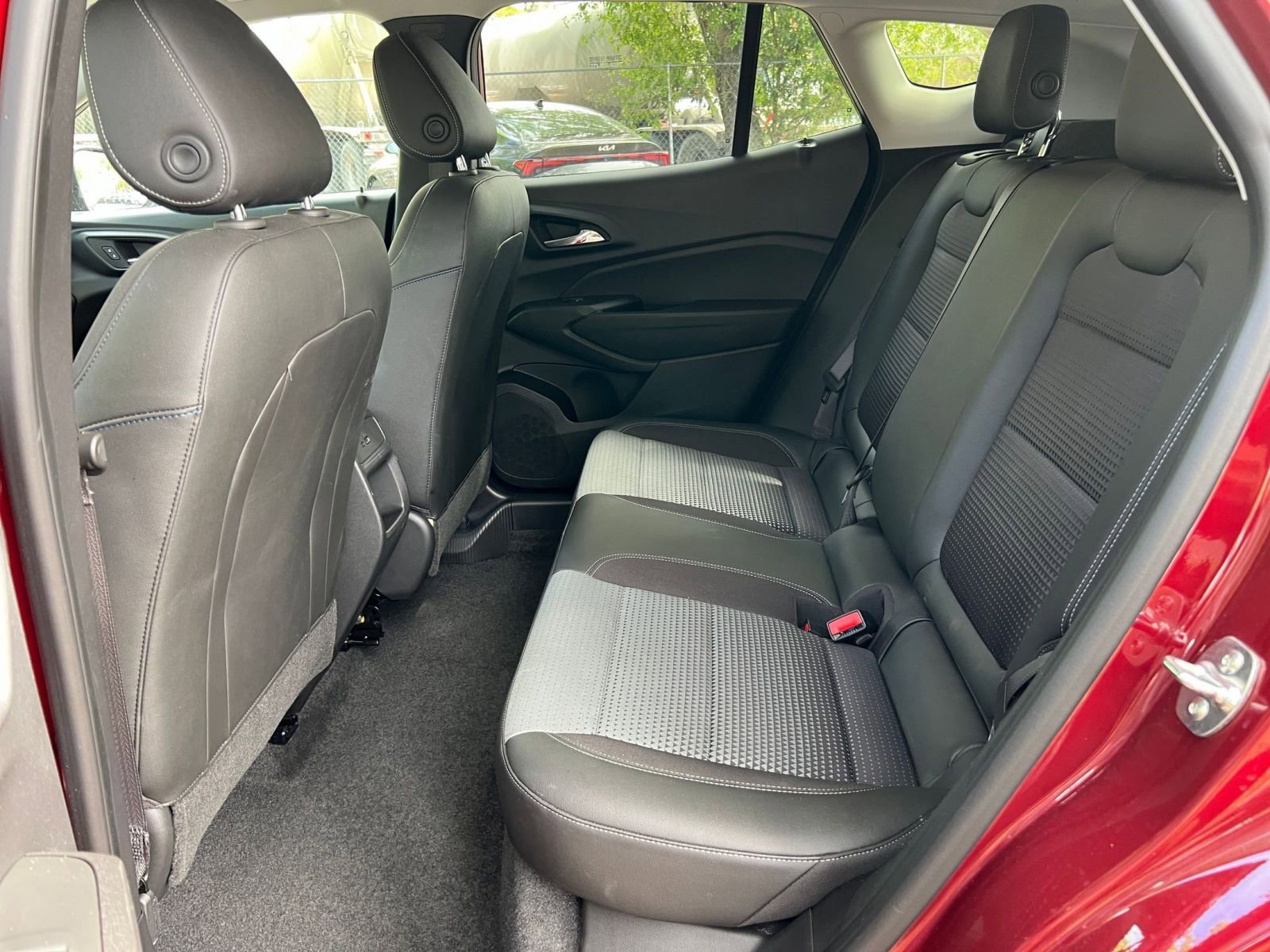 Used 2025 Chevrolet Trax LT FWD image 36