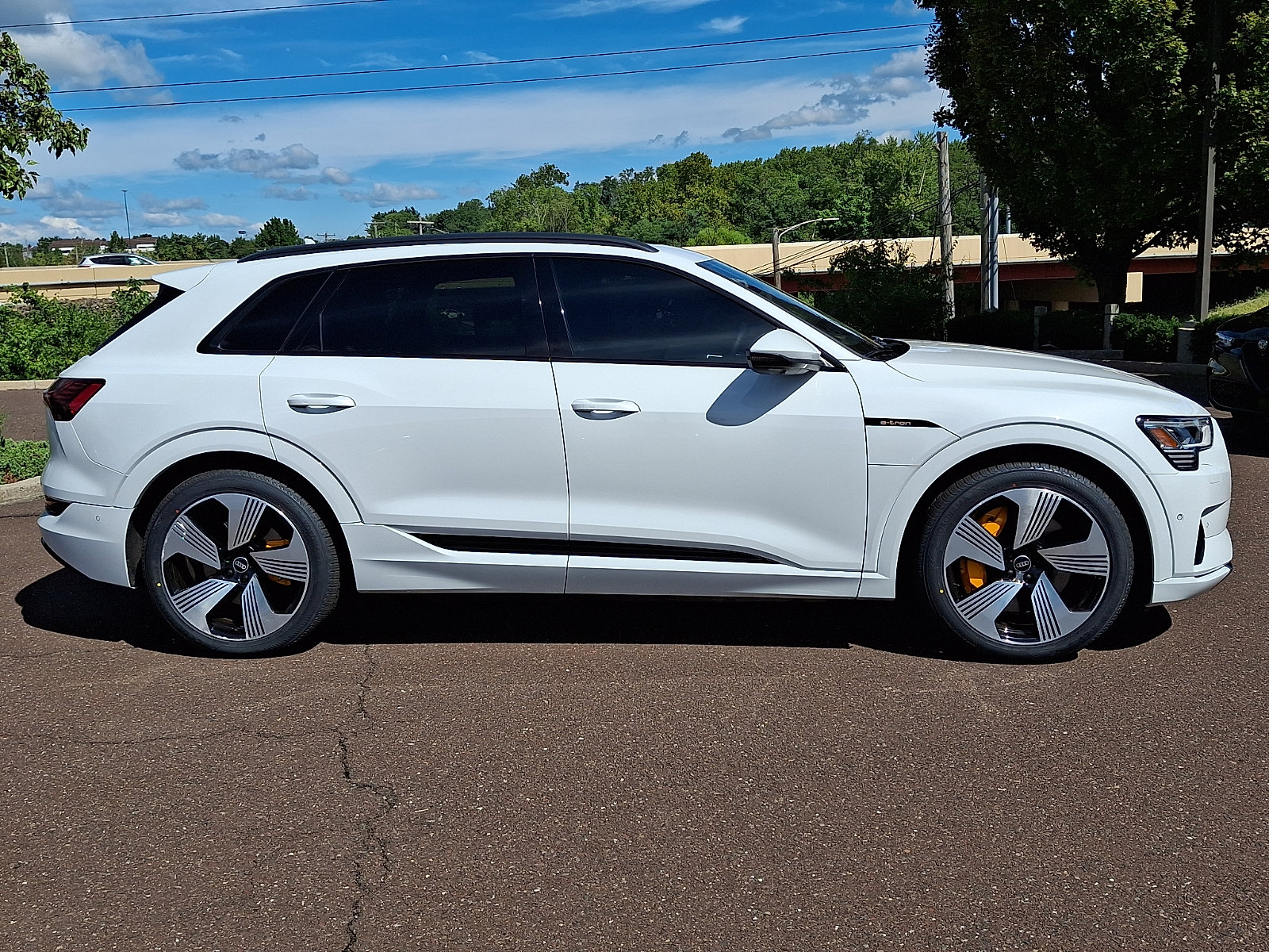 Used 2022 Audi e-tron Premium Plus w/ Premium Plus Package AWD/4WD image 7