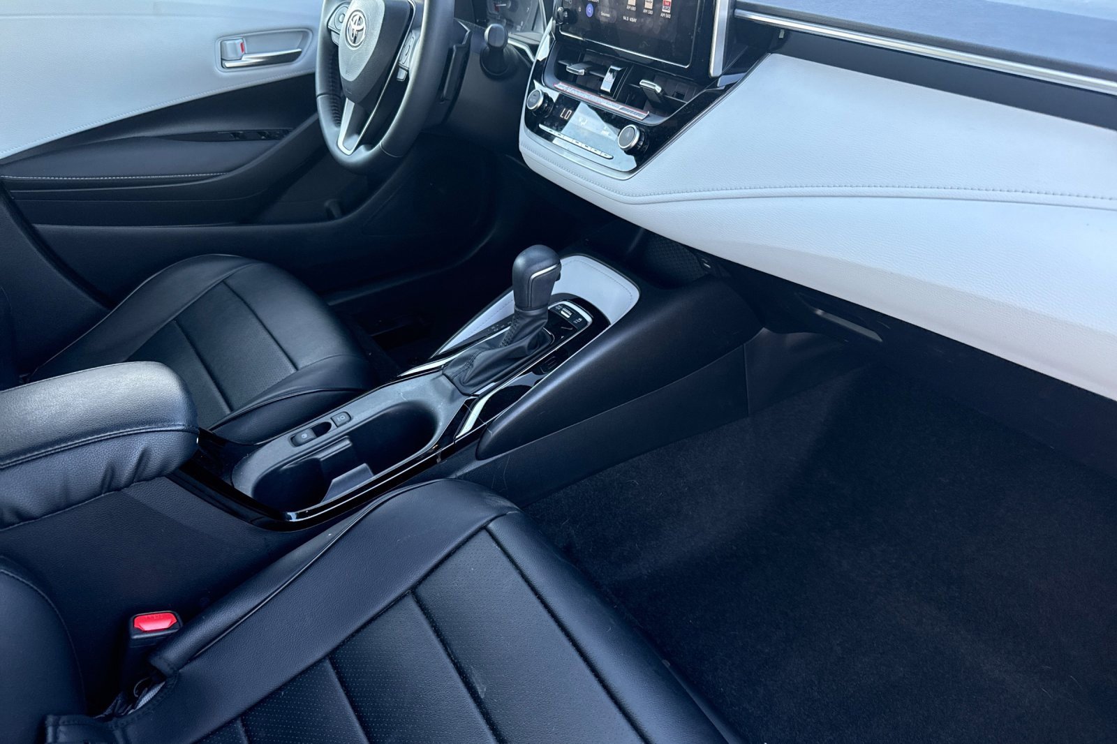 Used 2025 Toyota Corolla SE image 18