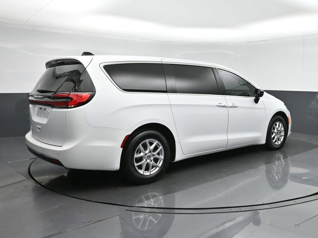 Used 2024 Chrysler Pacifica Touring FWD image 7