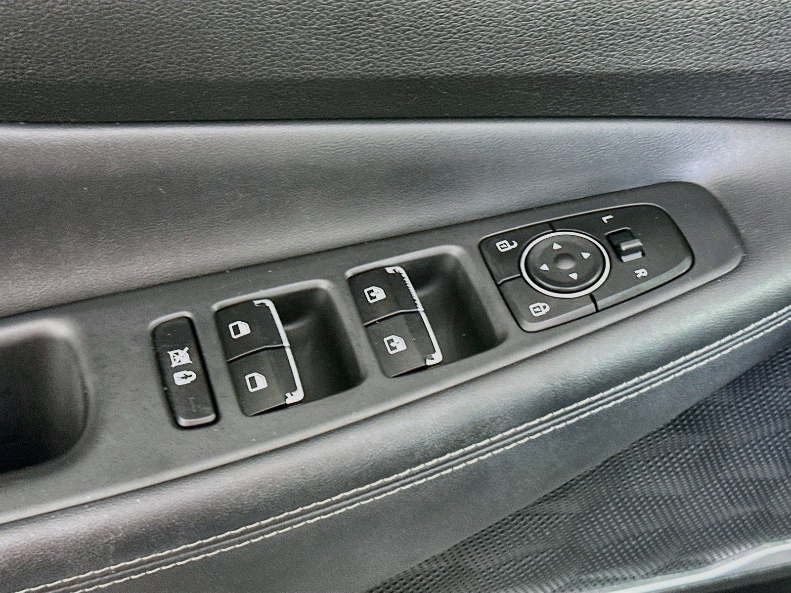 Used 2019 Hyundai Santa Fe Limited FWD image 17