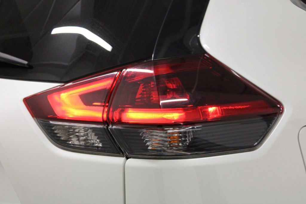 Used 2020 Nissan Rogue SL w/ Premium Package image 12