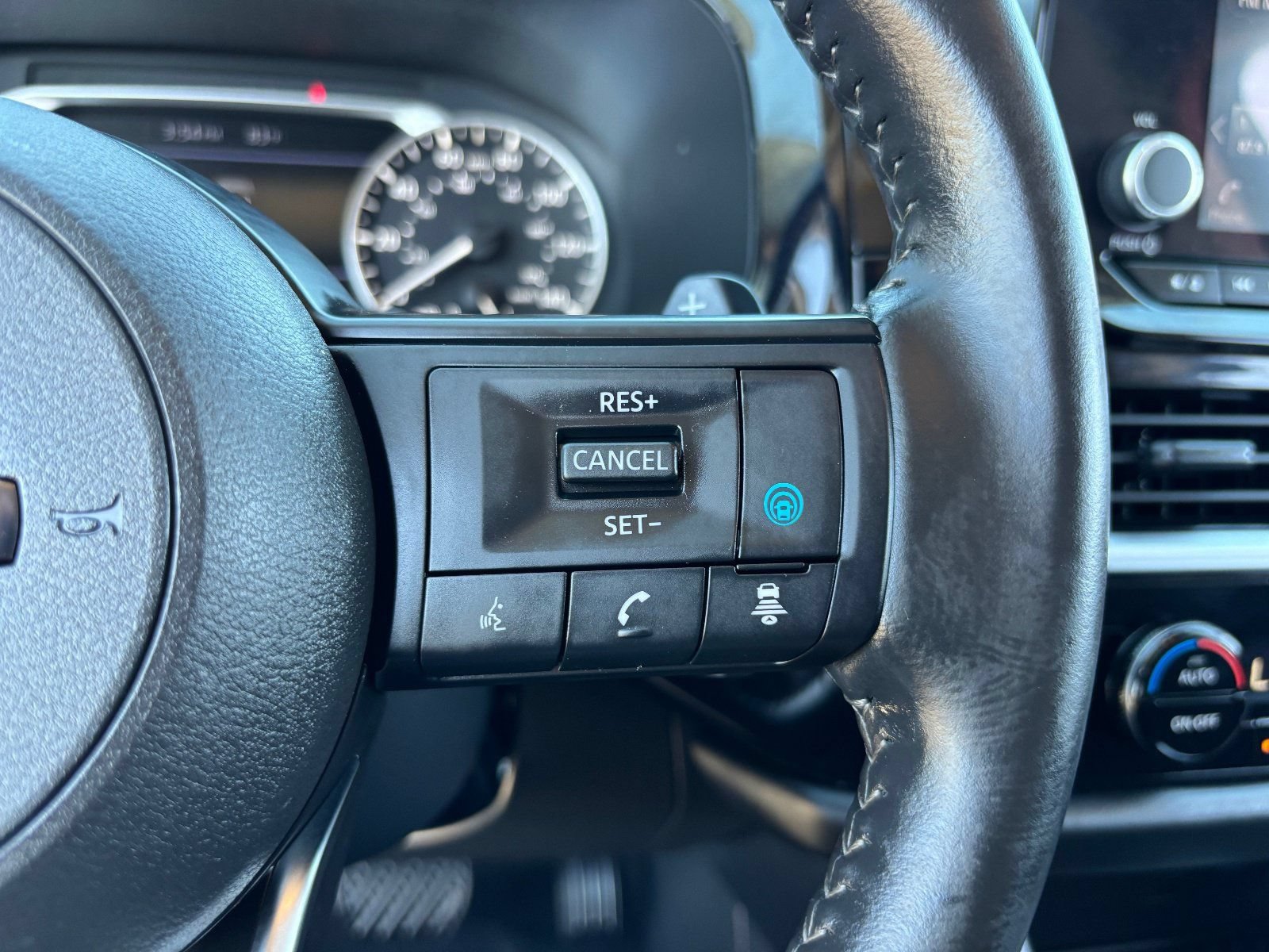 Certified 2025 Nissan Pathfinder SV FWD image 30