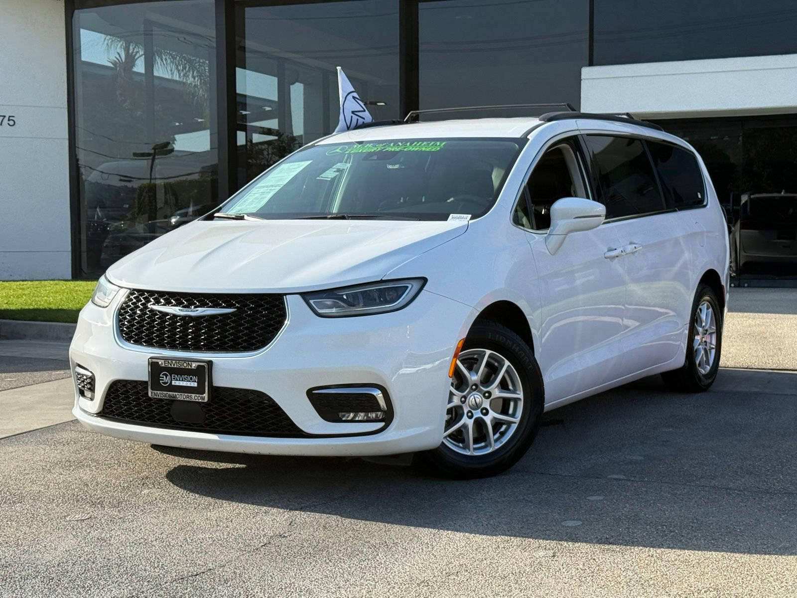 Used 2022 Chrysler Pacifica Touring-L FWD image 2