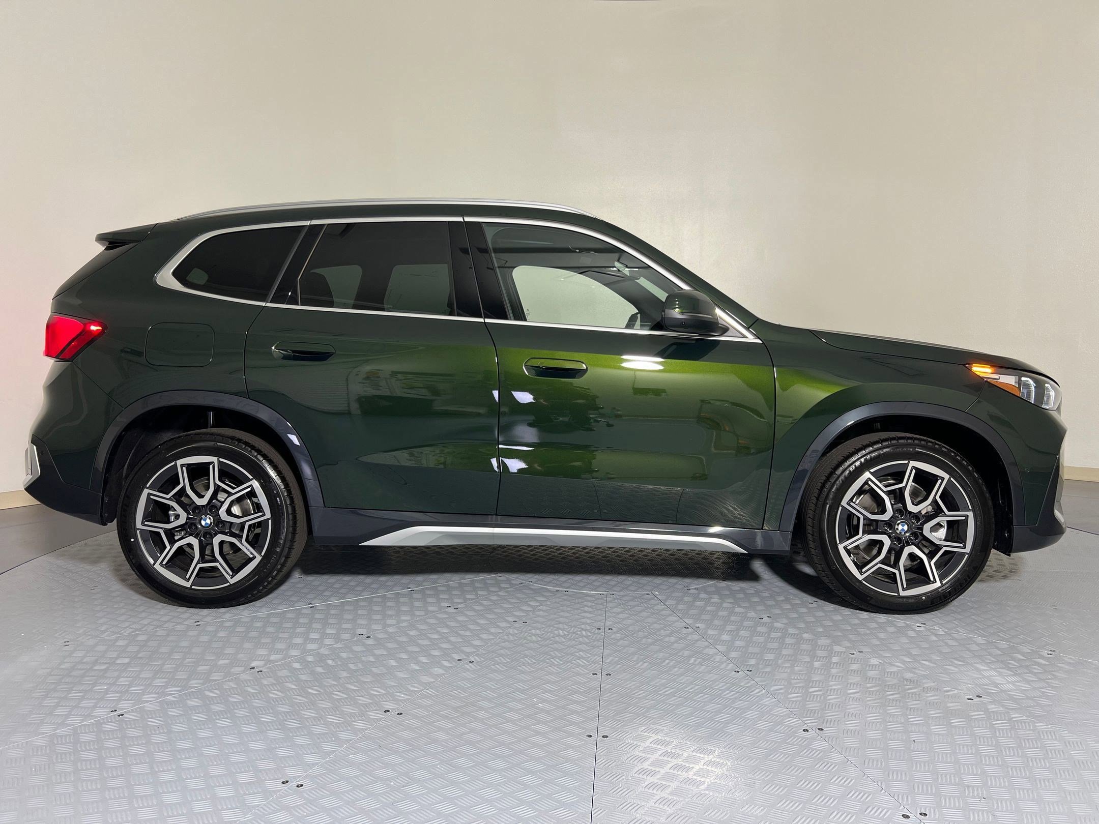 Used 2025 BMW X1 xDrive28i w/ Premium Package AWD/4WD image 8