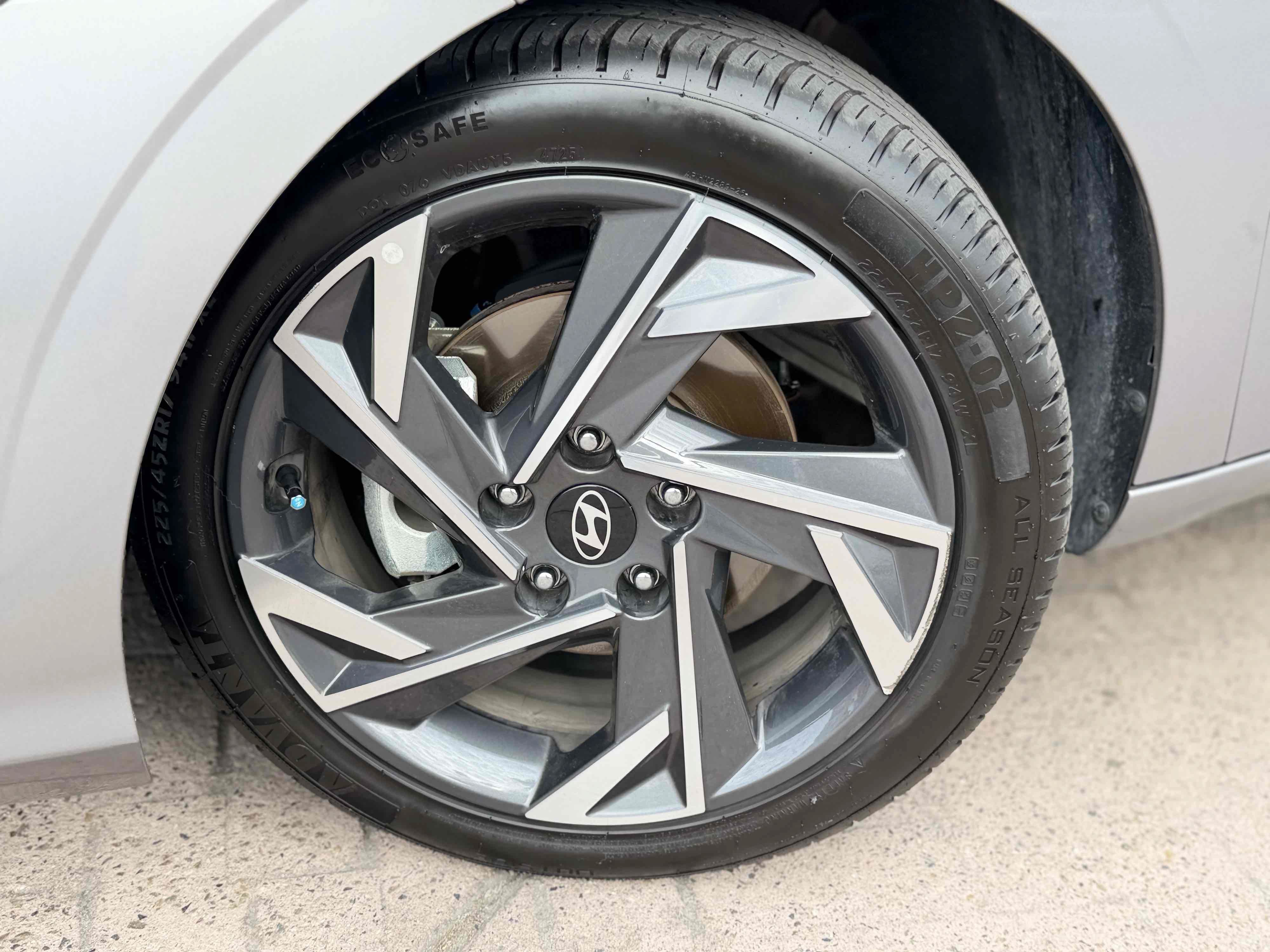 Used 2025 Hyundai Elantra Limited FWD image 16