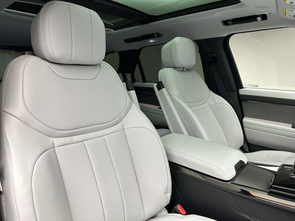 Used 2024 Land Rover Range Rover Sport SE image 11