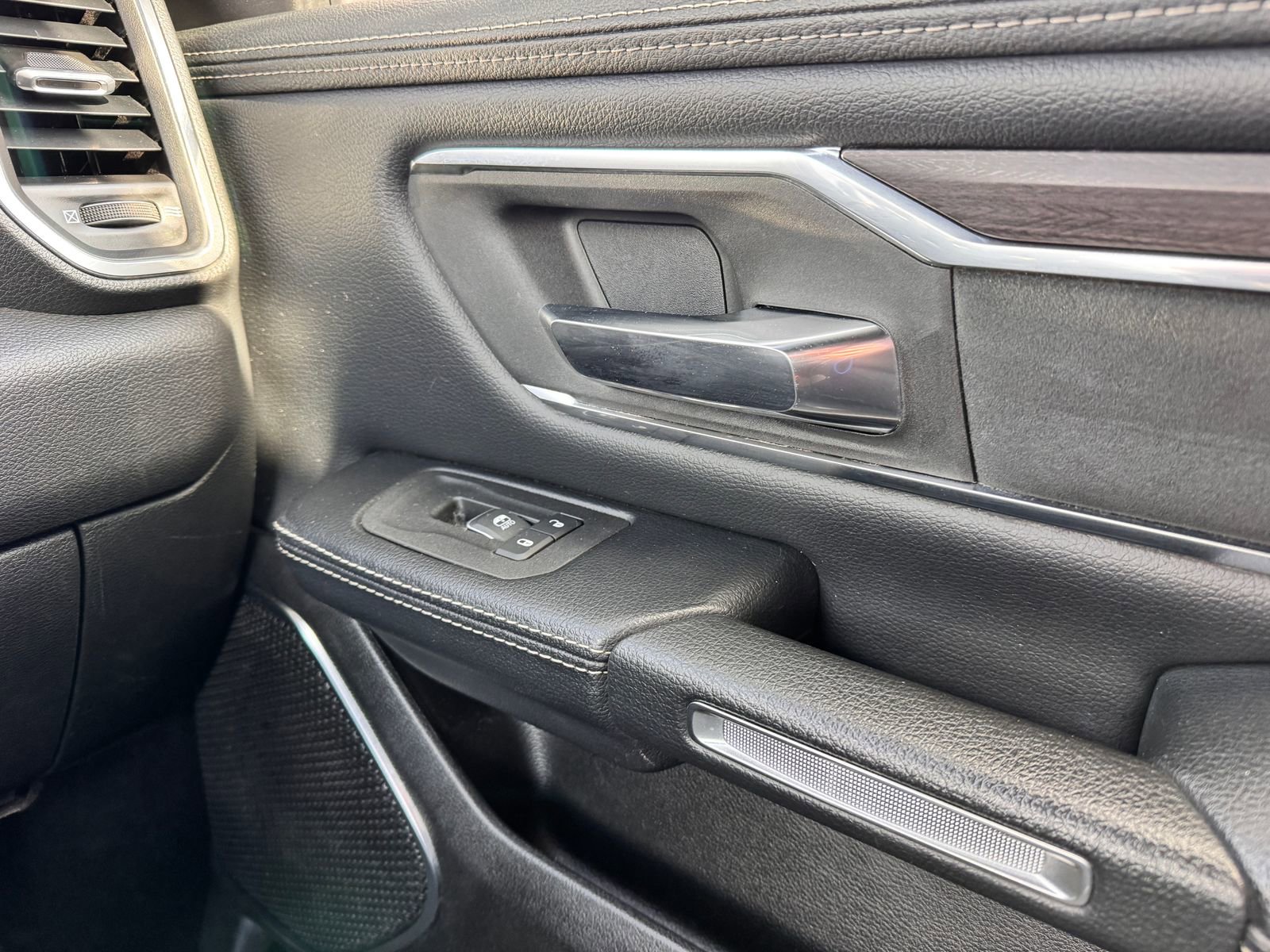 Used 2025 RAM 1500 Laramie AWD/4WD image 24